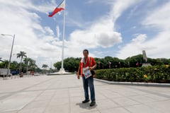 Veteran photographer marks Rizal Day in Luneta