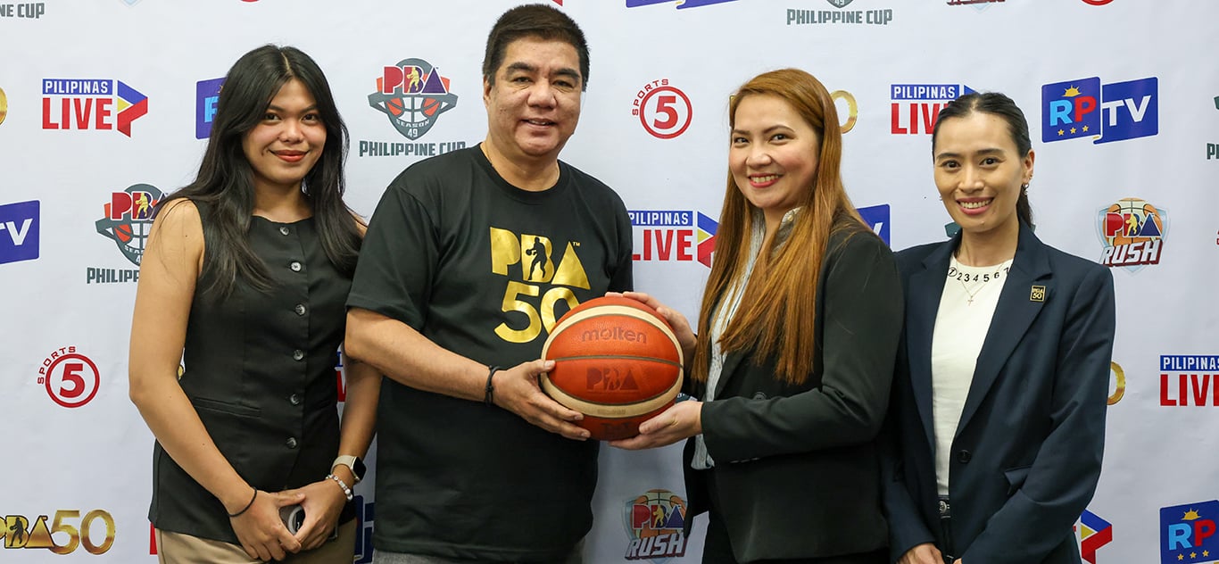 PHILIPPINE Basketball Association commissioner Willie Marcial (second from left) and RAC Phil Corp. marketing director Jennifer Bautista (second from right) seal the deal that will make Daily Fantasy as the league’s official fantasy platform. Also shown are RAC Phil Corp. assistant marketing manager Ann Jane de Leon (left) and PBA marketing director Jo Francisco.