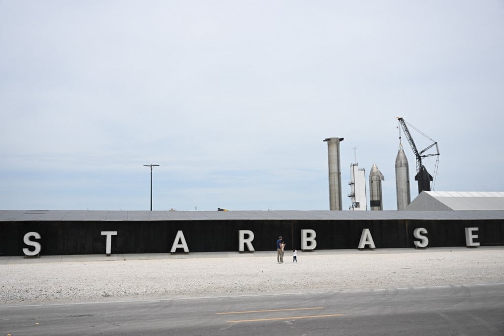 SpaceX Starship explodes during routine test
