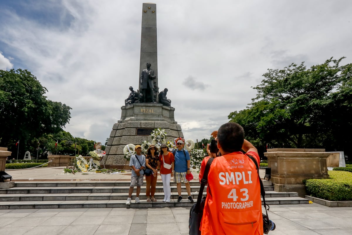 Veteran photographer Nel Mallari strikes a pose beside the Rizal Monument in Luneta as the nation marks the birth anniversary of National Hero Dr. Jose Rizal on Thursday, 19 June 2025. A lensman since the 1980s, Mallari has witnessed the evolution of photography — from the age of film to the rise of digital imaging.