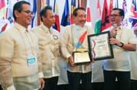 Journalism Hall of Fame On the DAILY TRIBUNE rising to the 2025 Pro Patria Journalism Award Hall of Fame, the media company’s president Willie Fernandez (third from left) reiterated that the honor went ‘beyond awards — it is a call to continue defending the truth at a time when lies spread faster than facts, when propaganda often drowns out principle, and when some seek to rewrite history instead of learning from it.’ Presenting the award on 19 June were (from left) Raoul C. Creencia, president-elect of Rotary Club of Manila; past director Amading Valdez (chairman of the Journalism Awards 2025); and RCM president Jujut Enriquez.