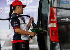 Oil volatility pushes pump prices upward