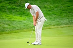 Scheffler shares lead after 8-under-par 62