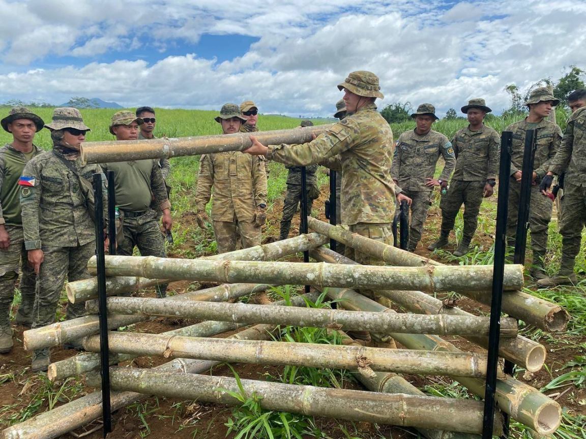 ⁨PHILIPPINE Army and Australian Army troops emplace obstructions as part of the counter-mobility drills during the ongoing Exercise Kasangga at Camp Kibaritan in Bukidnon.⁩⁩⁩