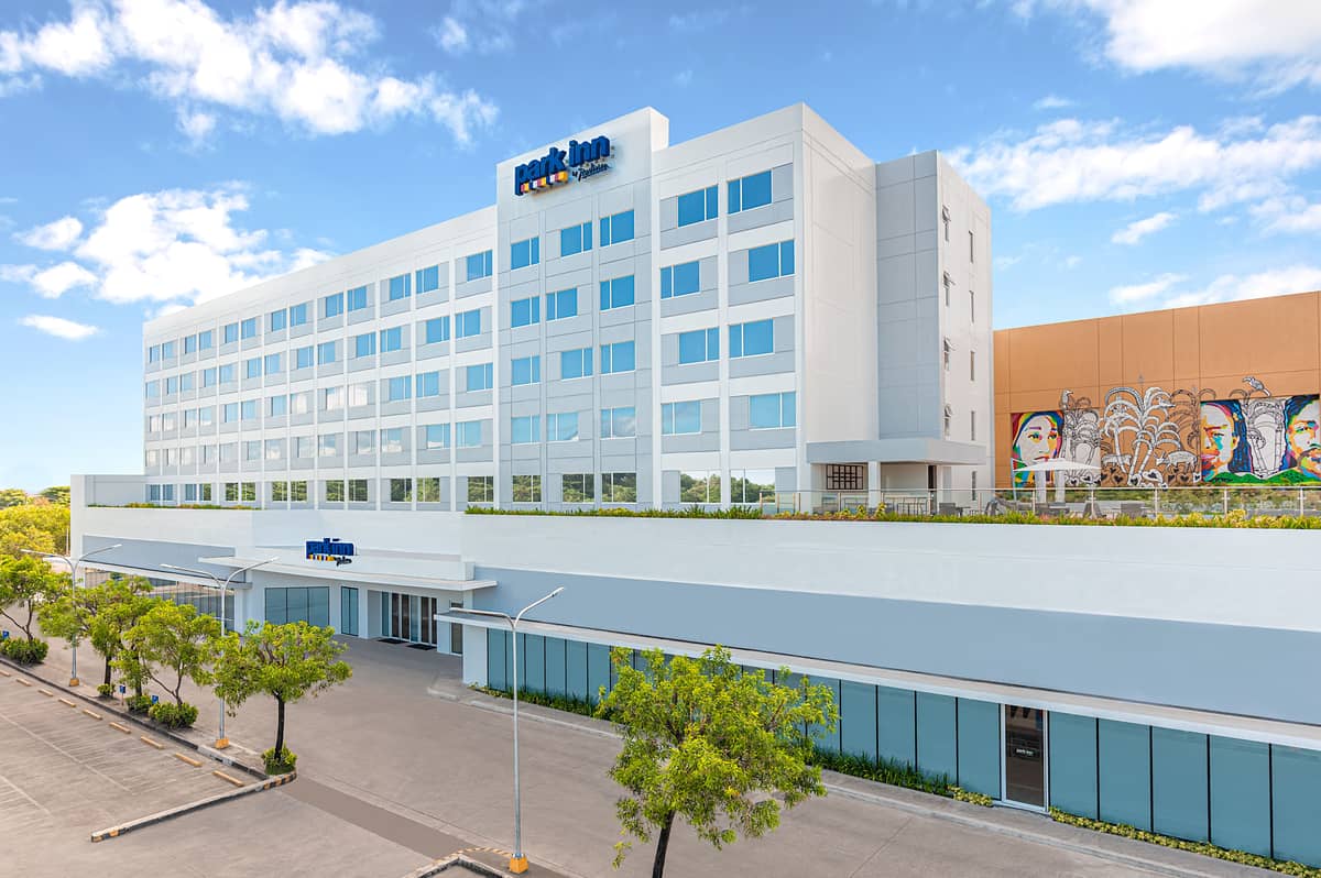 Photographs courtesy of Park Inn by Radisson Bacolod
Park Inn by Radisson 
Bacolod facade.