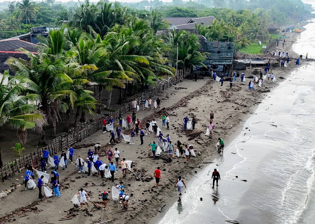 MOBILIZING for World Oceans Day, SM Cares volunteers unite and act to remove waste that ends up in the oceans.