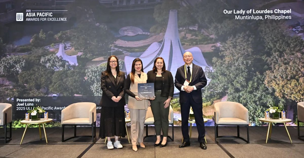 Filinvest representatives receive the ULI Asia Pacific Award for Excellence at the ULI Summit in Bangkok. (From left) Belinda Bentley, managing director of 9Springs and co-chair of this year’s awards; Tracey San Pablo, Sr. Project Development manager-Filinvest City; Bonna Crisostomo, Sr. Project Development manager-Priming and Innovation; and Chris Law, founding director of Oval Partnership and co-chair of this year’s competition.
