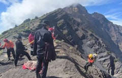 Rescuers try to reach tourist who fell down a volcano