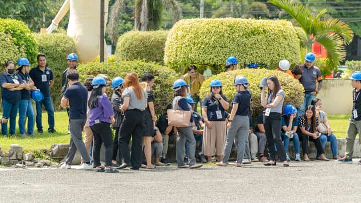 EMPLOYEES of the local government of Panabo City, Davao del Norte evacuated their building after a 6.3-magnitude earthquake struck
Baganga, Davao Oriental on the morning of Tuesday, 24 June. The City Disaster Risk Reduction and Management Office quickly inspected
the building for structural damage or cracks.