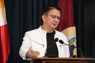 Witnesses: Luggage for Chiz, poll chief