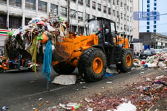 MMDA clears 195 truckloads of trash from R-10