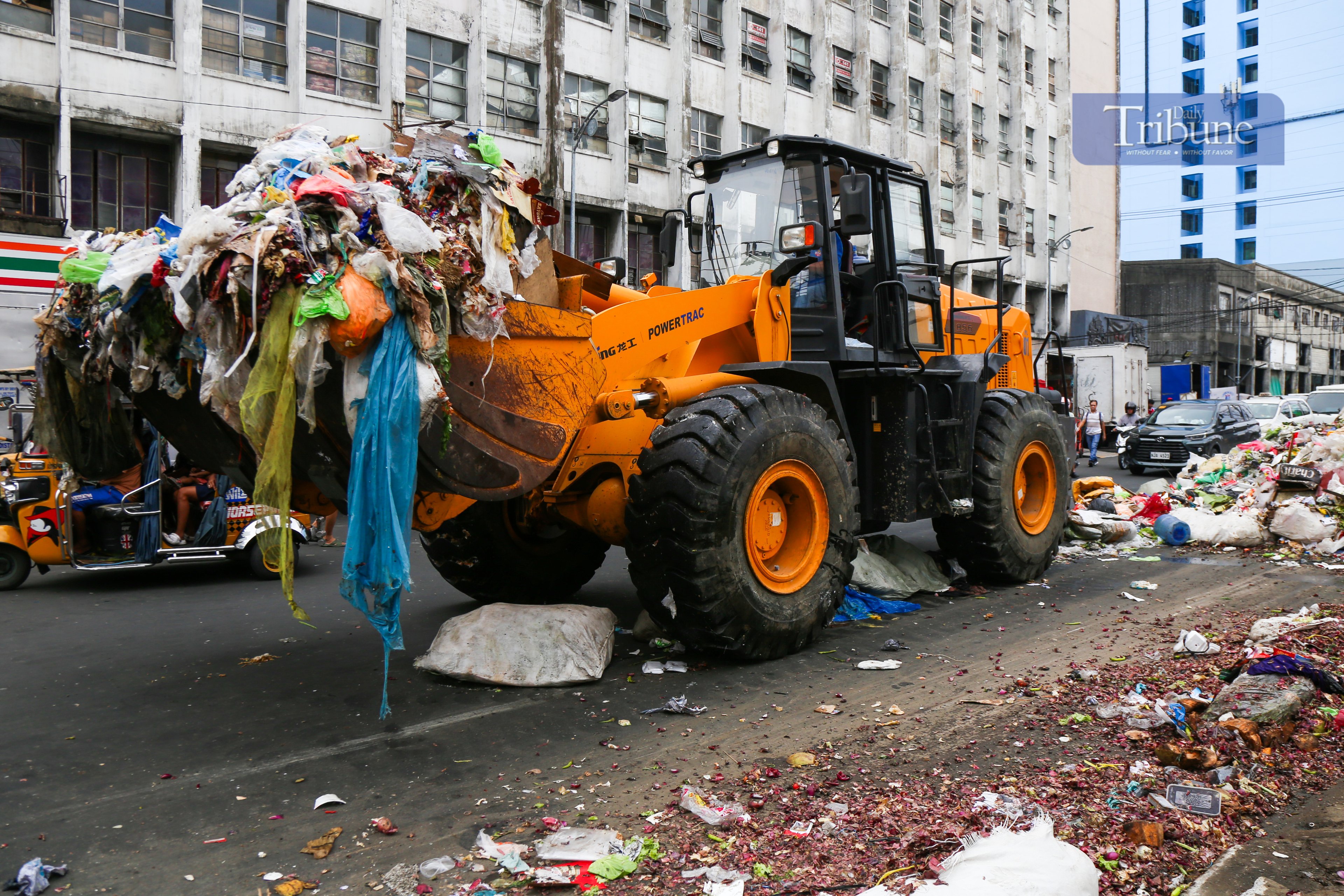 MMDA clears 195 truckloads of trash from R-10