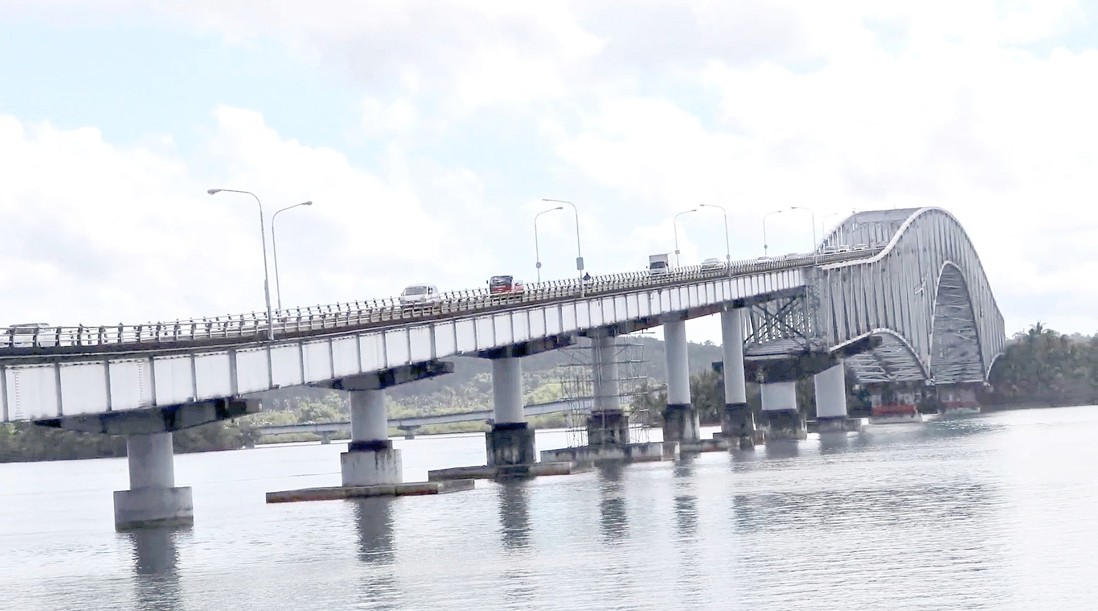 DPWH reviews plan to allow heavy trucks on San Juanico Bridge
