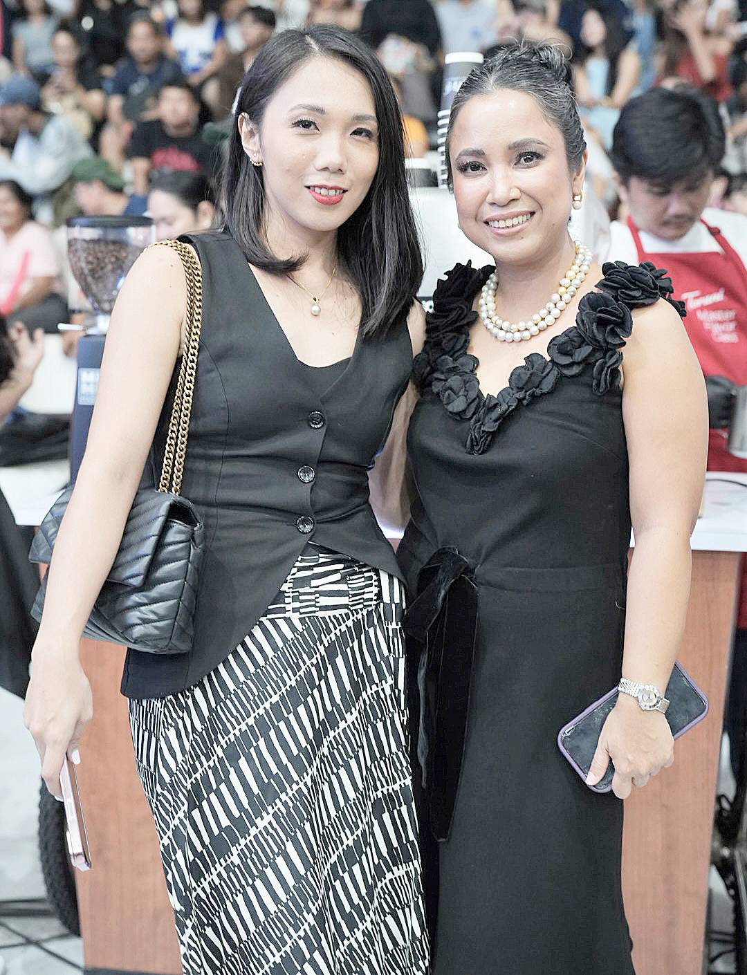 Mutya ng Palawan (MNP) Committee’s Anna Cred Paulette Barroma and Karen Grace Ganapin.