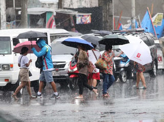 ‘Luis’ stirs rough seas, drenches Luzon