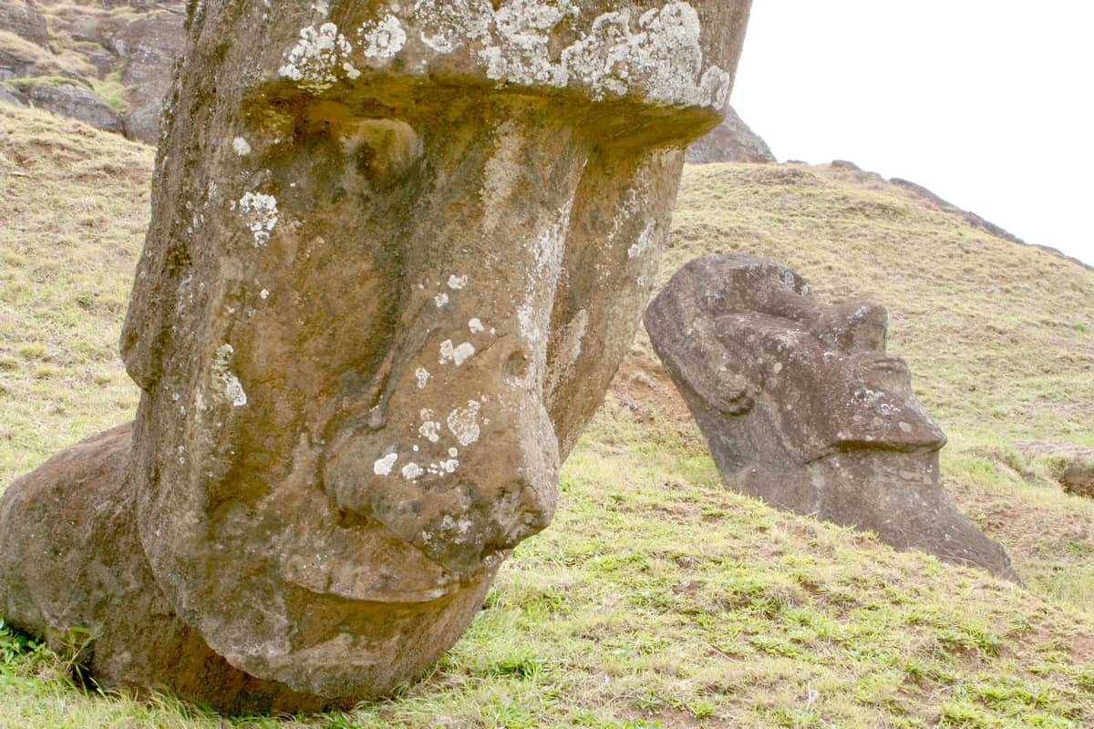 LEANING Moai.