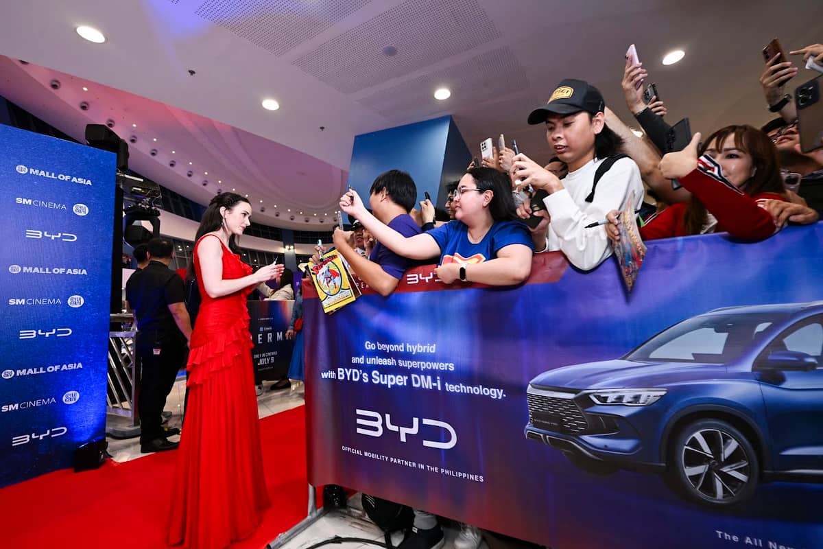 THE new Lois Lane, Rachel Brosnahan greets fans at the Superman Fan event at the SM Mall of Asia. BYD Cars Philippines was their official mobility partner in the country.