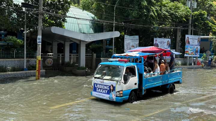 Navotas, Malabon’s daily battle
vs flooding