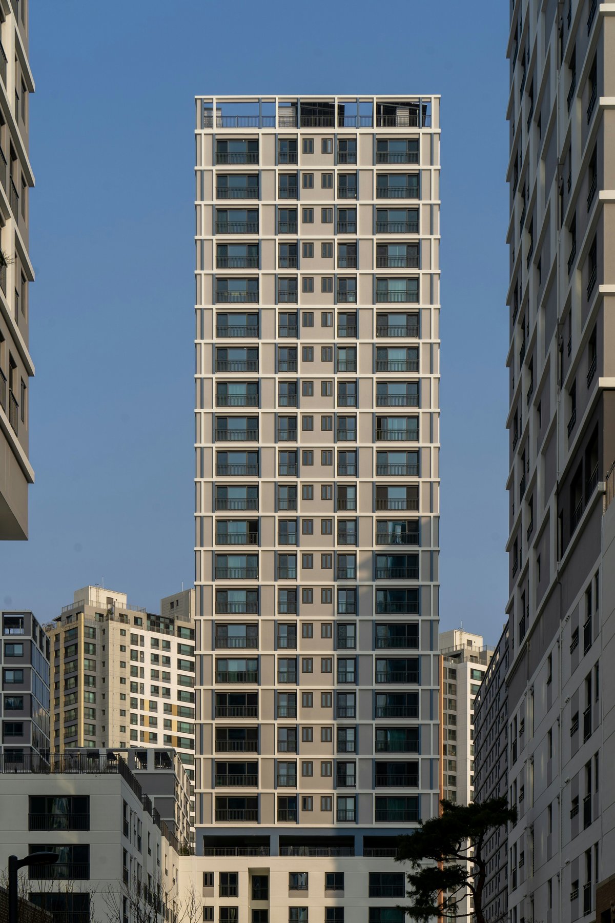 The Philippine property market exhibited sustained, if cautious, resilience in Q1 2025.