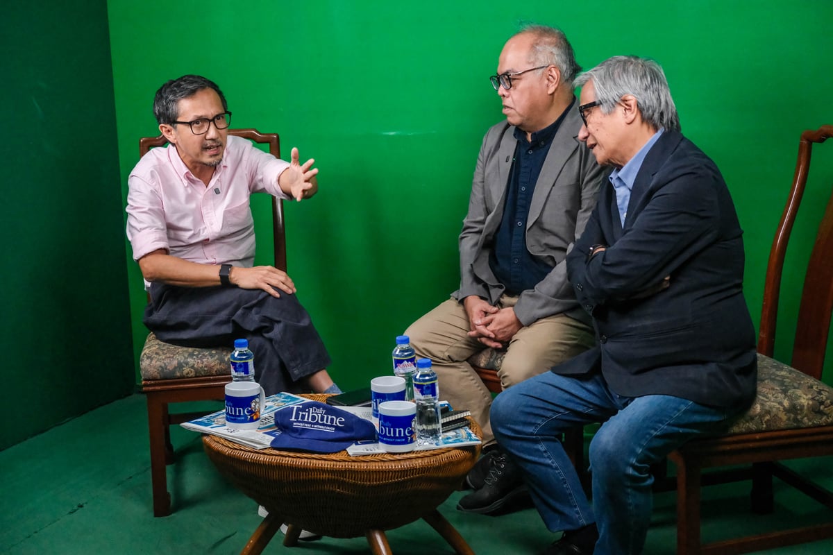 Department of Transportation Secretary Vince Dizon — speaking with DAILY TRIBUNE’s Executive Editor Chito Lozada (center) and Associate Editor Teodoro Montelibano (right) — is advocating road safety and warned drivers and bus operators that they will face consequences for their behavior on the roads.