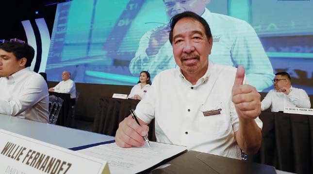 DAILY TRIBUNE President Willie Fernandez signs the Panata Kontra-Fake News agreement at the GMA Network Center, reaffirming the paper’s commitment to combat disinformation.