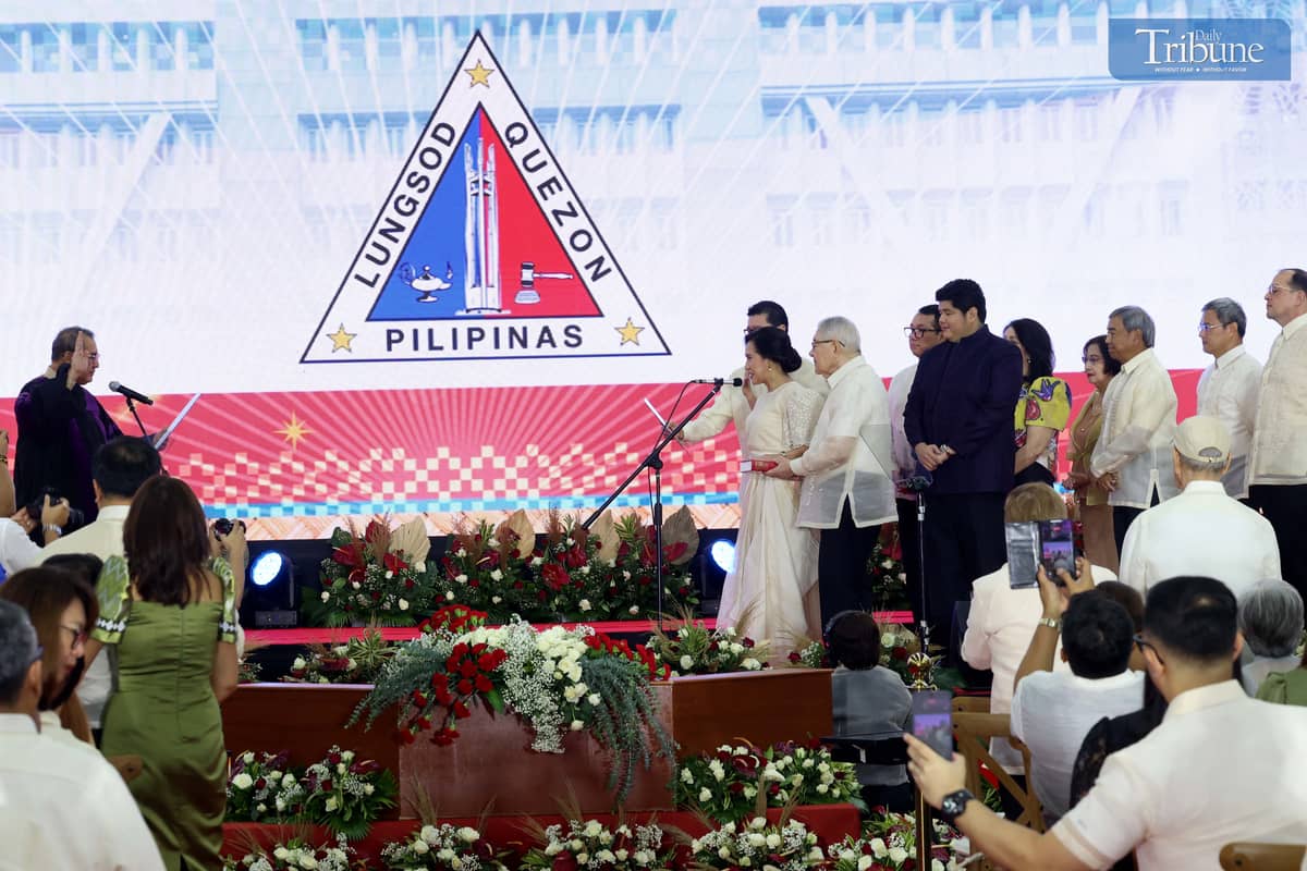 QUEZON City Mayor Joy Belmonte, along with her family takes her oath of office for her last term before Supreme Court Chief Justice Alexander Gesmundo during the inaugural ceremony of newly elected officials at the Meeting, Incentives, Conferences, and Exhibitions (M.I.C.E.) Center inside the Quezon City Hall compound on Monday. Photo/Analy Labor