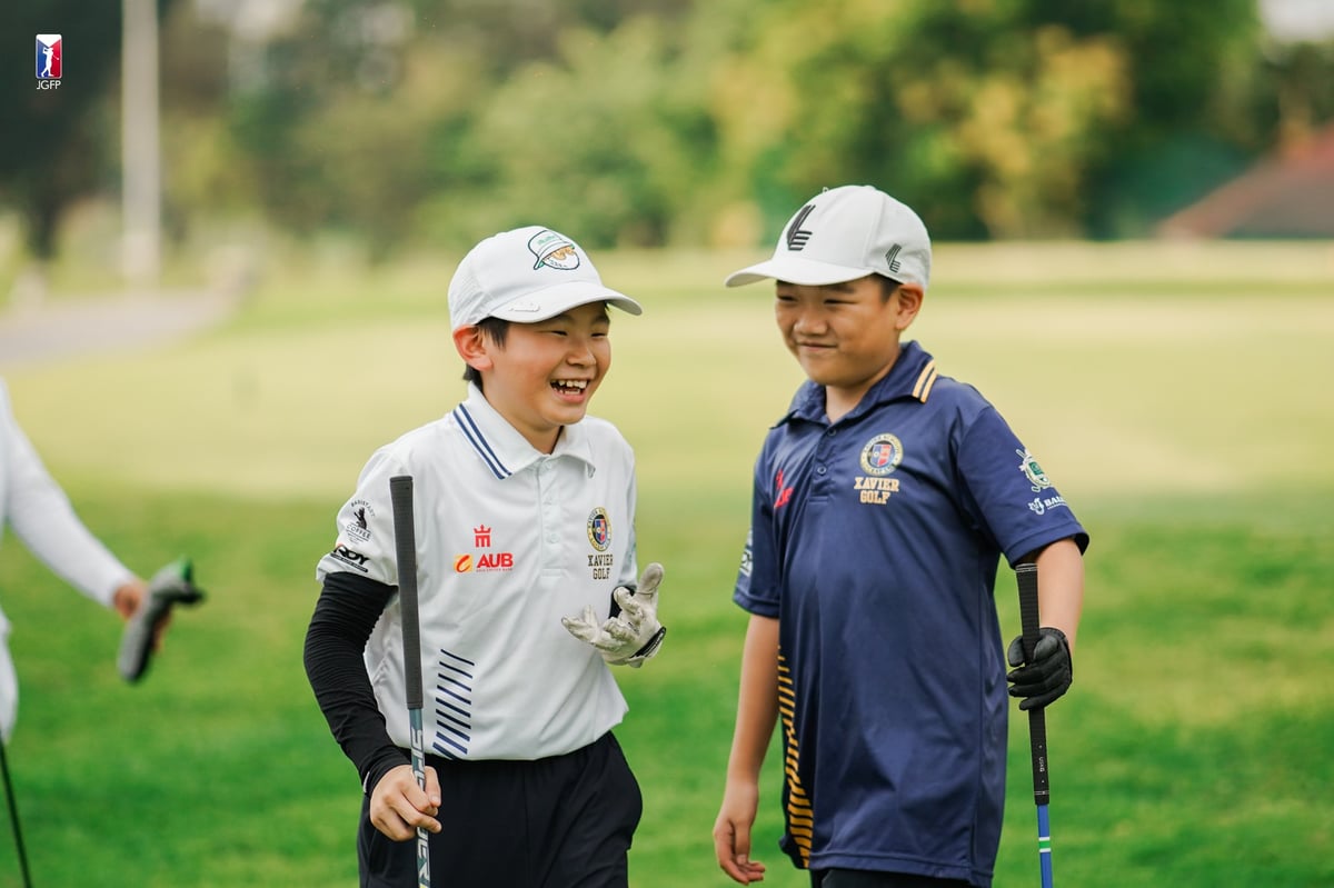 Ethan Rley (left) and Sean Koa share a light moments.