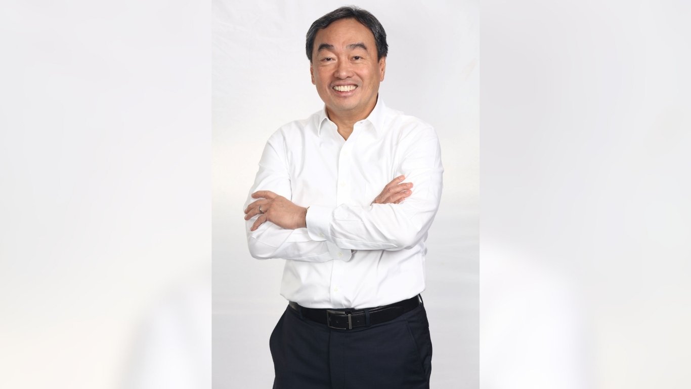 SMIC CEO honored with Golden Icon plum