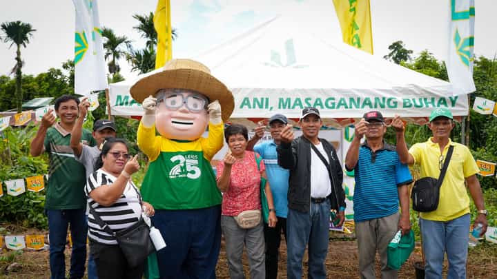 Farmers from Carigara, Leyte pose with Pandoy, Leads Agri’s official mascot
