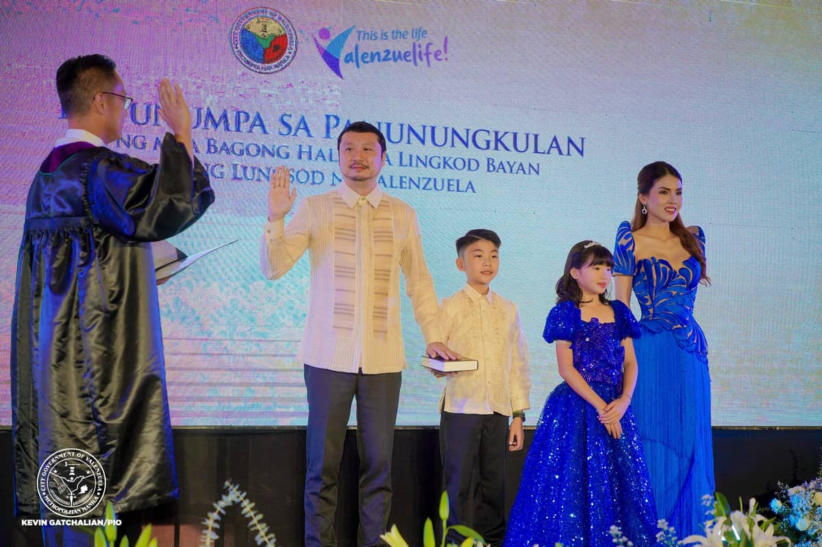 Valenzuela City Mayor Weslie Gatchalian takes his oath in Casa De Polo with his family