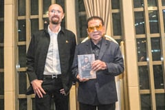 CHAVIT: LEGEND 
OF THE PHILIPPINES - A political 
giant looks back — and moves 
forward
