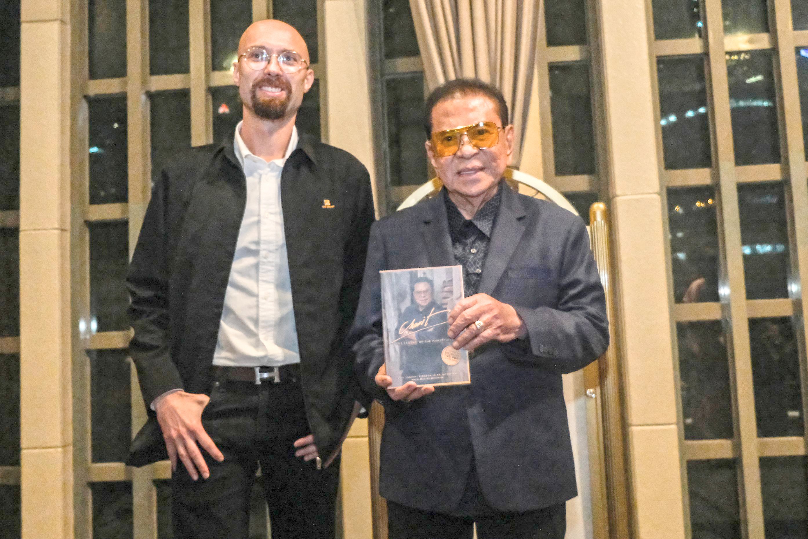 CHAVIT: LEGEND
OF THE PHILIPPINES - A political
giant looks back — and moves
forward