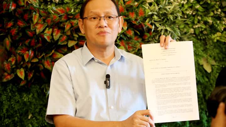 Newly-elected Marikina City First District Representative Marcelino Teodoro shows a copy of urgent request for proclamation filed with the City Board of Canvassers of Marikina City District 1, following the Commission on Elections En Banc’s declaration on the finality and immediately executory effect of its resolution reinstating his candidacy.