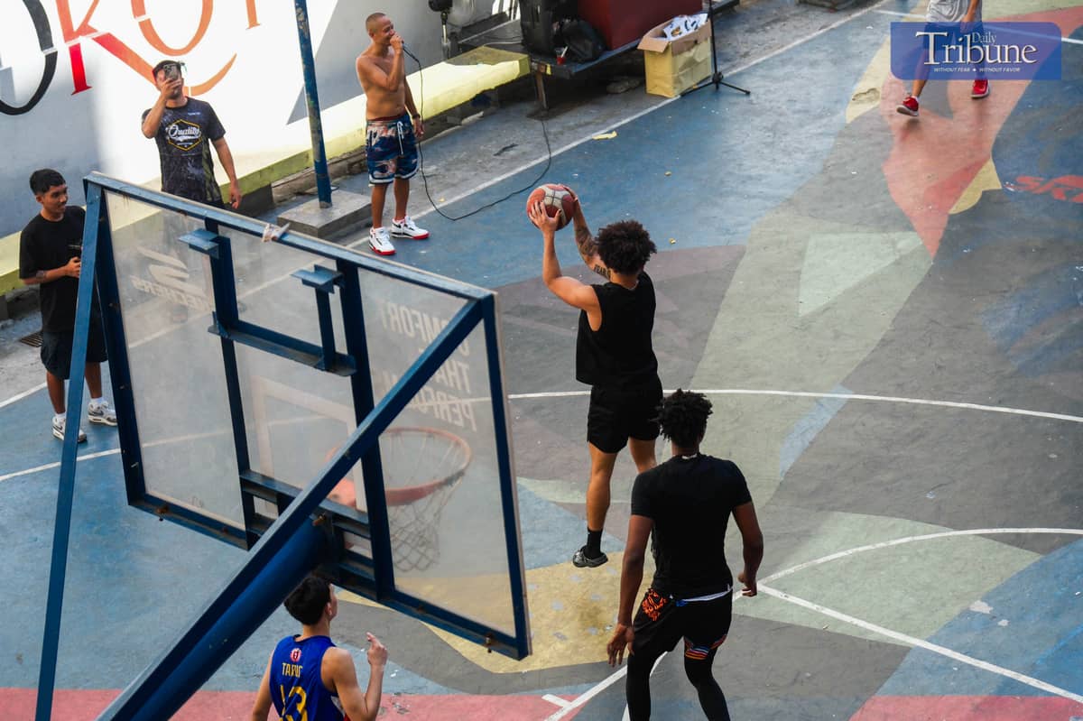 TENEMENT kids meet colegian basketball players who come to play at the court during Picnic Games. PHOTO BY YUMMIE DINGDING