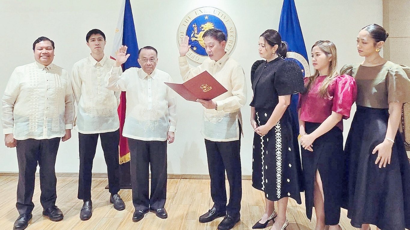 PATRICK ‘Pato’ Gregorio takes his oath of office as new chairman of the Philippine Sports Commission before Executive Secretary Lucas Bersamin on Wednesday. Also shown are Bases Conversion and Development Authority chief Larry Paredes as well as Marichele Gregorio, Martin Gregorio, Patricia Gregorio and Angela Gregorio.
