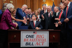Republican ‘rebels‘ stall Trump tax bill