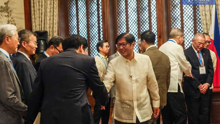 President Ferdinand R. Marcos Jr. welcomes delegates from the Philippine-Japan Economic Cooperation Committee (PHILJEC) and the 14th Asian Business Summit (ABS) during a courtesy call at the President’s Hall in Malacañang Palace on Thursday, July 3, 2025.
PHOTOS BY YUMMIE DINGDING / PPA POOL