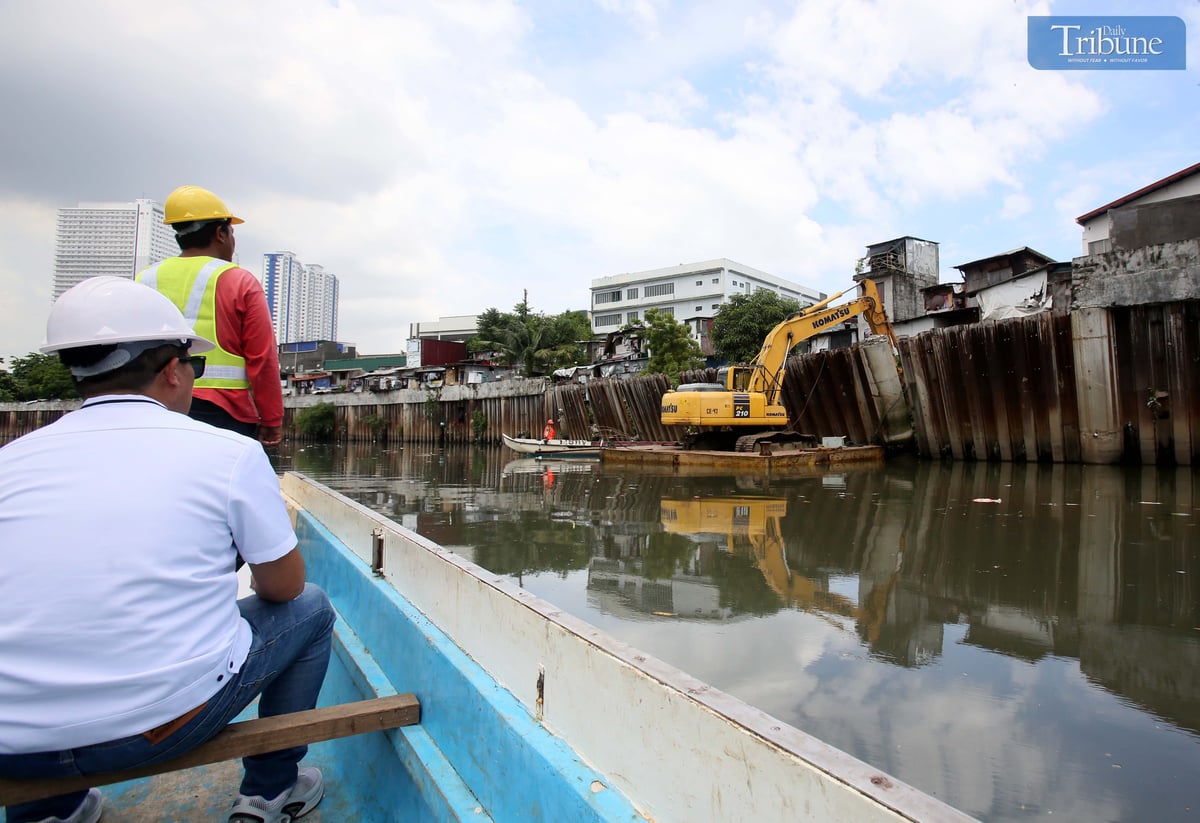 Engineer Joselito Manood of the DPWH Flood Control Management Cluster inspects the ongoing repair of damaged sheet piles along the San Juan River in Barangay Doña Imelda, Quezon City, on Friday, July 4, 2025. The sheet piles adjacent to residential areas were destroyed by flash floods triggered by Typhoon Carina last year.
The Department of Environment and Natural Resources – Mines and Geosciences Bureau (DENR-MGB) reported on Thursday, July 3, that a total of 664 barangays across Luzon — including 412 in Metro Manila — are at risk of rain-induced floods, landslides, flash floods, and debris flow from July 3 to 6.