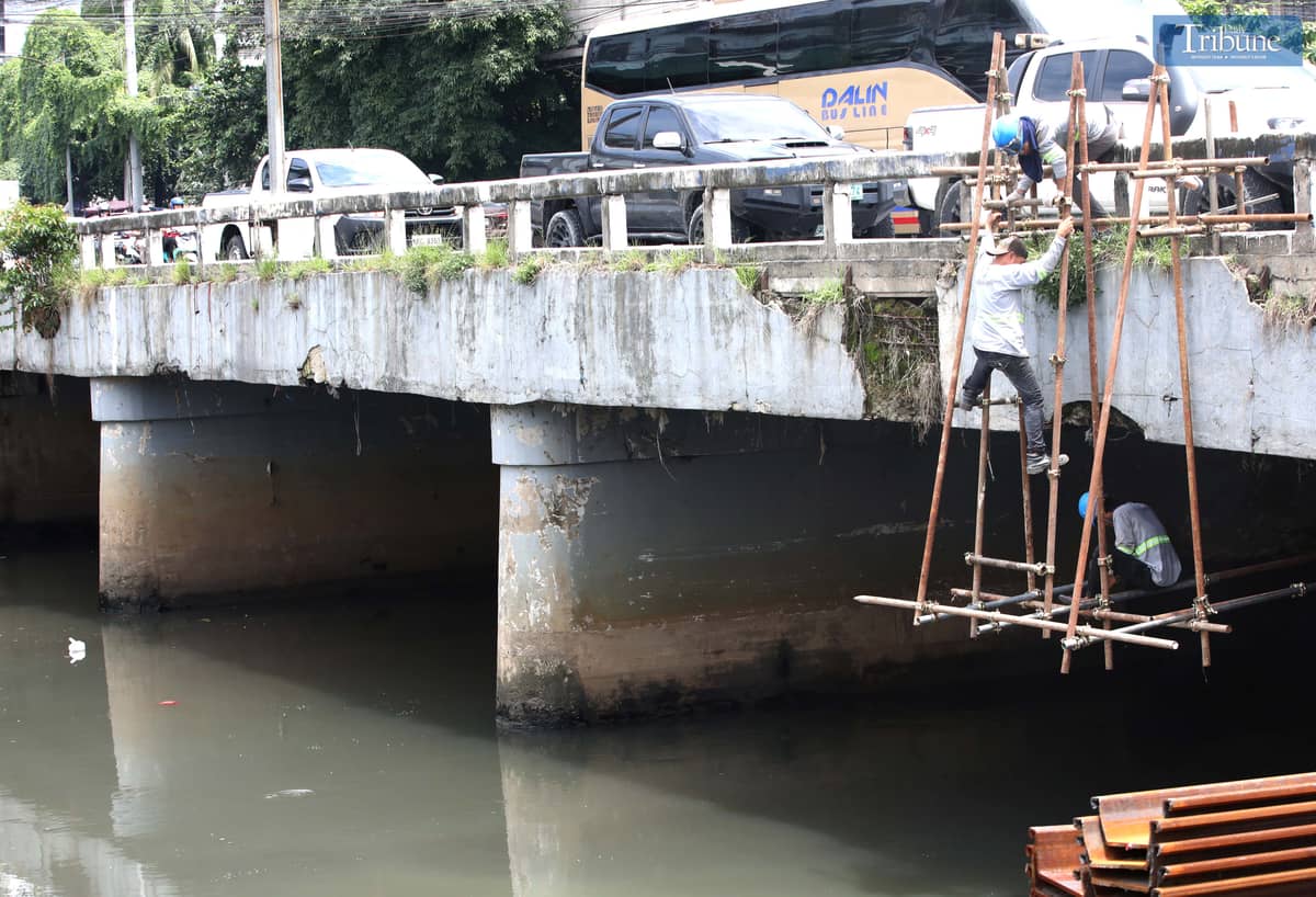 MRB Construction workers assemble scaffolding beneath the Mariablo Bridge along E. Rodriguez Avenue in Quezon City on Friday as part of its ongoing retrofitting. The project aims to strengthen the structure and enhance its earthquake resilience as part of the government’s critical infrastructure upgrade.