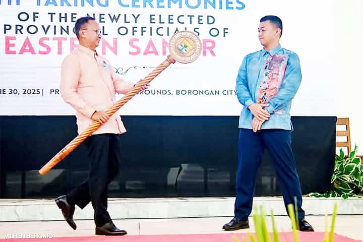 OUTGOING Eastern Samar Governor Ben Evardone turns over the provincial seal to his son and successor, Ralph Vincent Evardone, during inauguration rites in Borongan City.