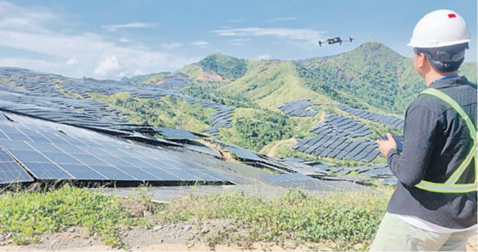 Specialized drones. The operations and maintenance of AboitizPower’s
Cayanga-Bugallon Solar Power facility in Pangasinan (pictured) is supported
by drone technology, allowing for precision and boosting maintenance
efficiency.