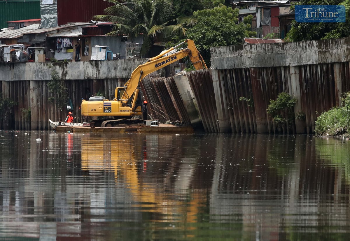Engineer Joselito Manood of the DPWH Flood Control Management Cluster inspects the ongoing repair of damaged sheet piles along the San Juan River in Barangay Doña Imelda, Quezon City, on Friday, July 4, 2025. The sheet piles adjacent to residential areas were destroyed by flash floods triggered by Typhoon Carina last year.
The Department of Environment and Natural Resources – Mines and Geosciences Bureau (DENR-MGB) reported on Thursday, July 3, that a total of 664 barangays across Luzon — including 412 in Metro Manila — are at risk of rain-induced floods, landslides, flash floods, and debris flow from July 3 to 6.