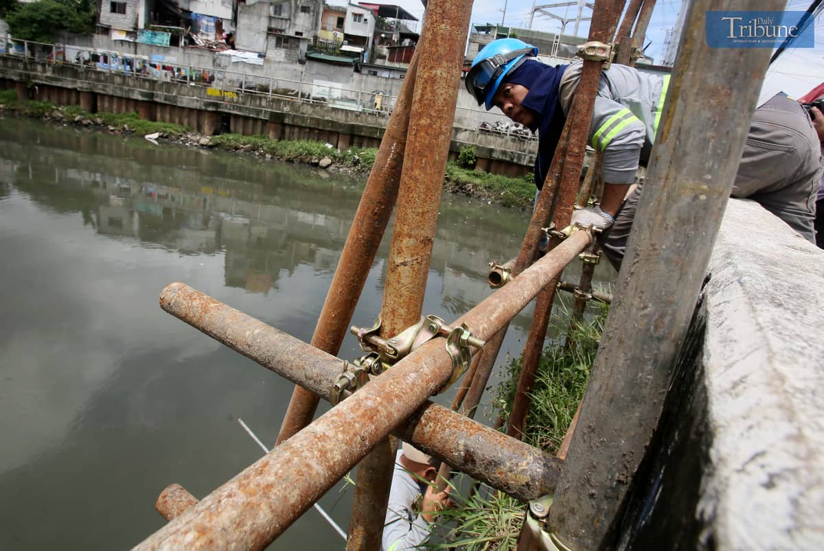 MRB Construction workers assemble scaffolding beneath the Mariablo Bridge along E. Rodriguez Avenue in Quezon City on Friday as part of its ongoing retrofitting. The project aims to strengthen the structure and enhance its earthquake resilience as part of the government’s critical infrastructure upgrade.