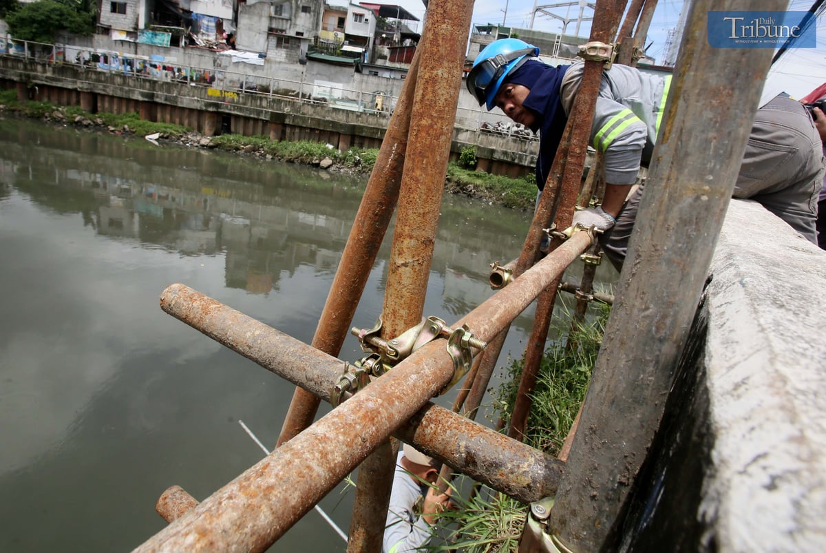 MRB Construction workers assemble scaffolding beneath the Mariablo Bridge along E. Rodriguez Avenue in Quezon City on Friday as part of its ongoing retrofitting. The project aims to strengthen the structure and enhance its earthquake resilience as part of the government’s critical infrastructure upgrade.