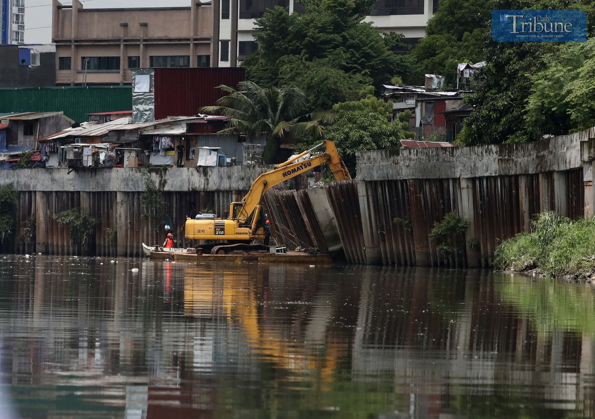 Engineer Joselito Manood of the DPWH Flood Control Management Cluster inspects the ongoing repair of damaged sheet piles along the San Juan River in Barangay Doña Imelda, Quezon City, on Friday, July 4, 2025. The sheet piles adjacent to residential areas were destroyed by flash floods triggered by Typhoon Carina last year.
The Department of Environment and Natural Resources – Mines and Geosciences Bureau (DENR-MGB) reported on Thursday, July 3, that a total of 664 barangays across Luzon — including 412 in Metro Manila — are at risk of rain-induced floods, landslides, flash floods, and debris flow from July 3 to 6.