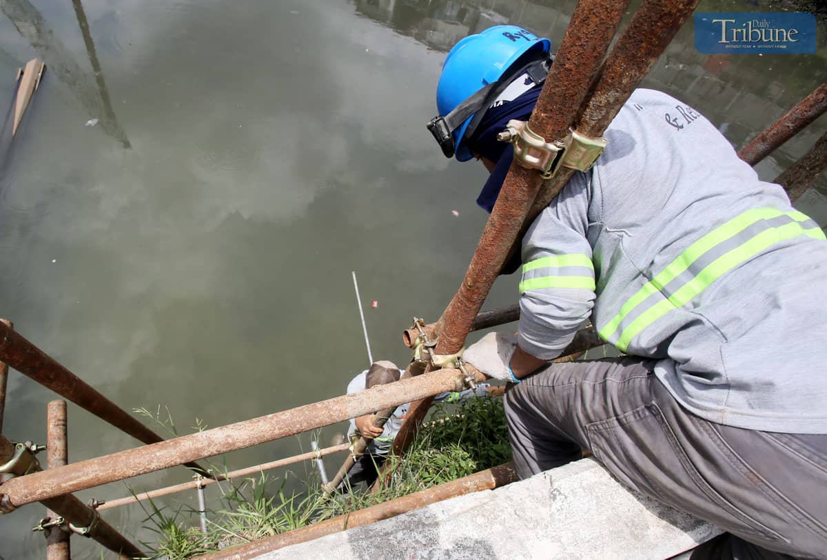 MRB Construction workers assemble scaffolding beneath the Mariablo Bridge along E. Rodriguez Avenue in Quezon City on Friday as part of its ongoing retrofitting. The project aims to strengthen the structure and enhance its earthquake resilience as part of the government’s critical infrastructure upgrade.