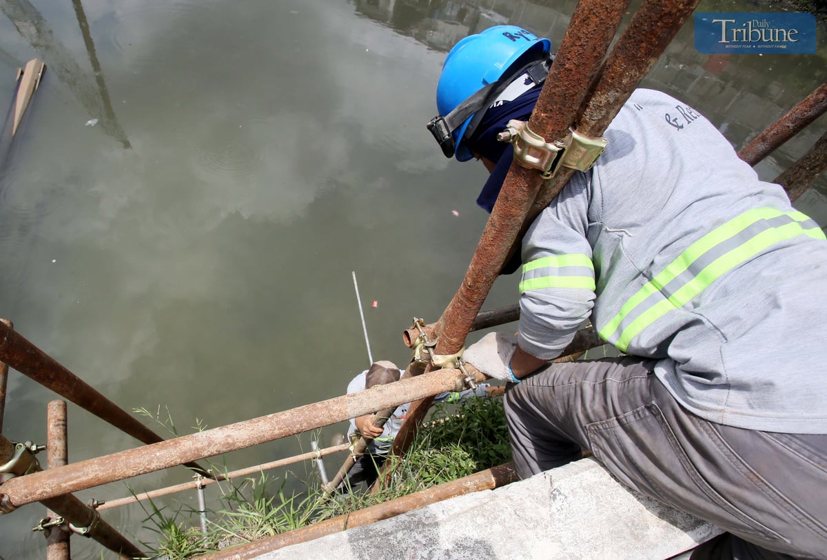 MRB Construction workers assemble scaffolding beneath the Mariablo Bridge along E. Rodriguez Avenue in Quezon City on Friday as part of its ongoing retrofitting. The project aims to strengthen the structure and enhance its earthquake resilience as part of the government’s critical infrastructure upgrade.