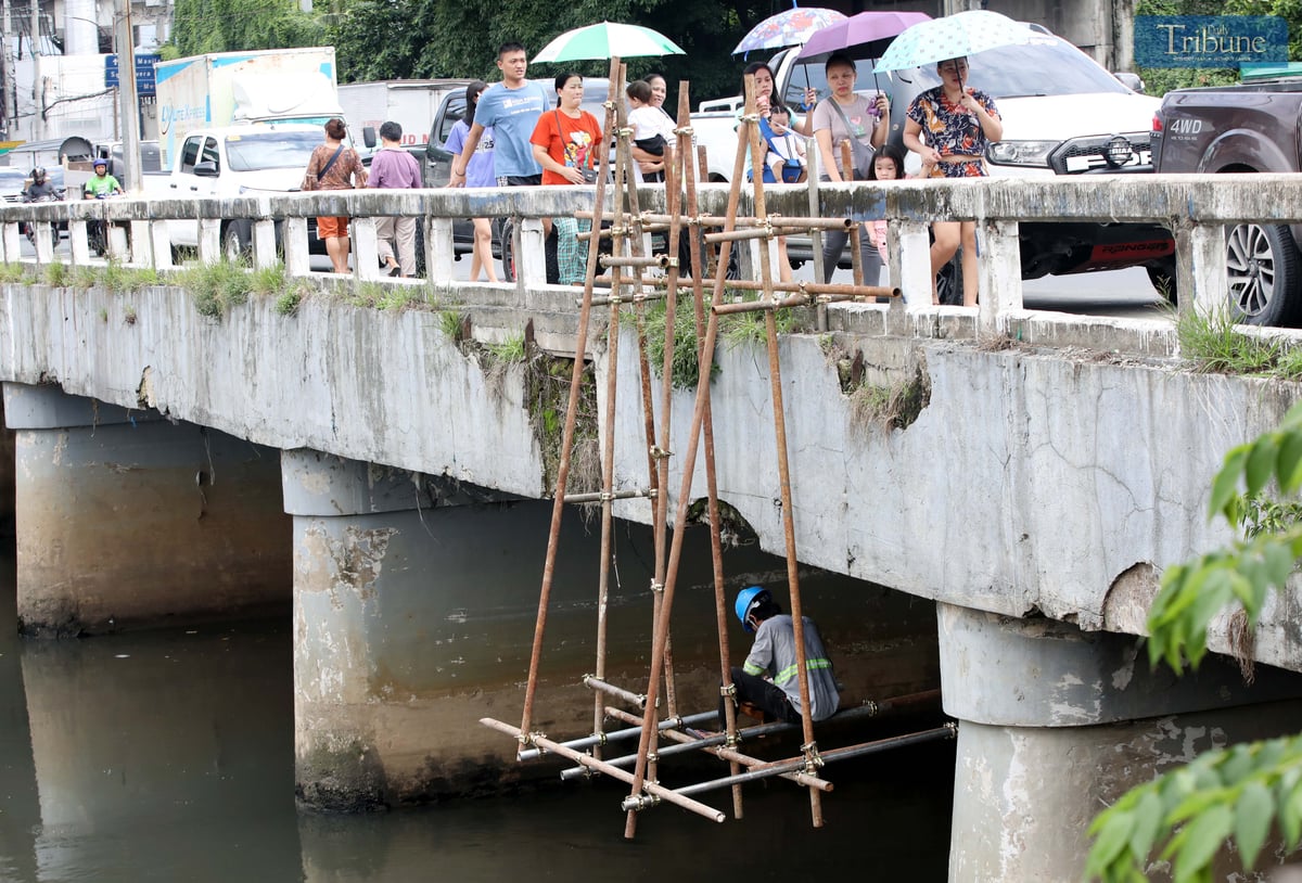 MRB Construction workers assemble scaffolding beneath the Mariablo Bridge along E. Rodriguez Avenue in Quezon City on Friday as part of its ongoing retrofitting. The project aims to strengthen the structure and enhance its earthquake resilience as part of the government’s critical infrastructure upgrade.