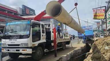 WORKERS install a large pipe as part of Villar-led PrimeWater Infrastructure Corp.’s ongoing transmission line extension project in San Jose del Monte, Bulacan. Senator Mark Villar on Saturday clarified that he has no ownership or involvement in the operations of PrimeWater Infrastructure Corp.