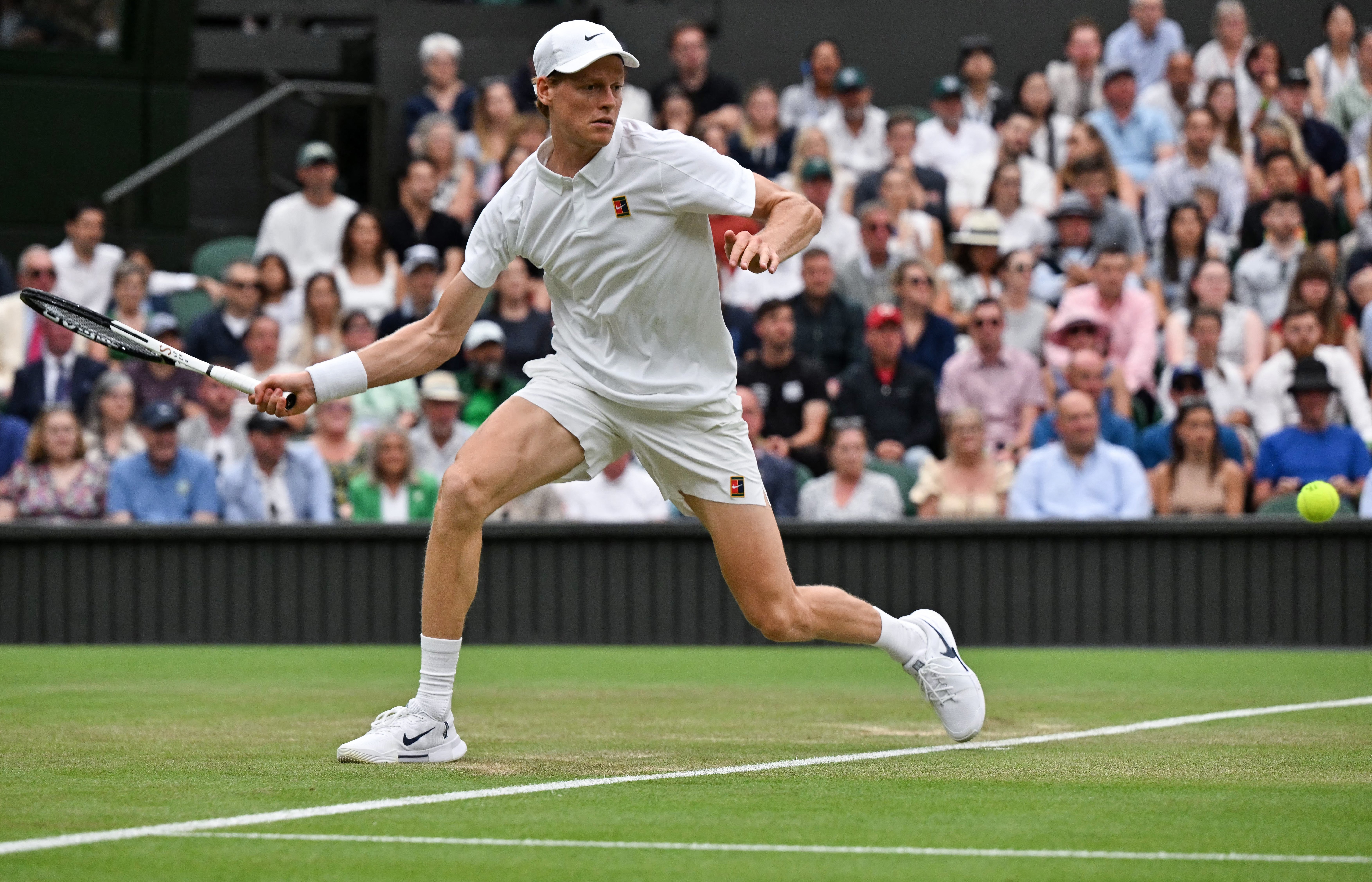 Sinner demolishes Martinez to reach Wimbledon last-16